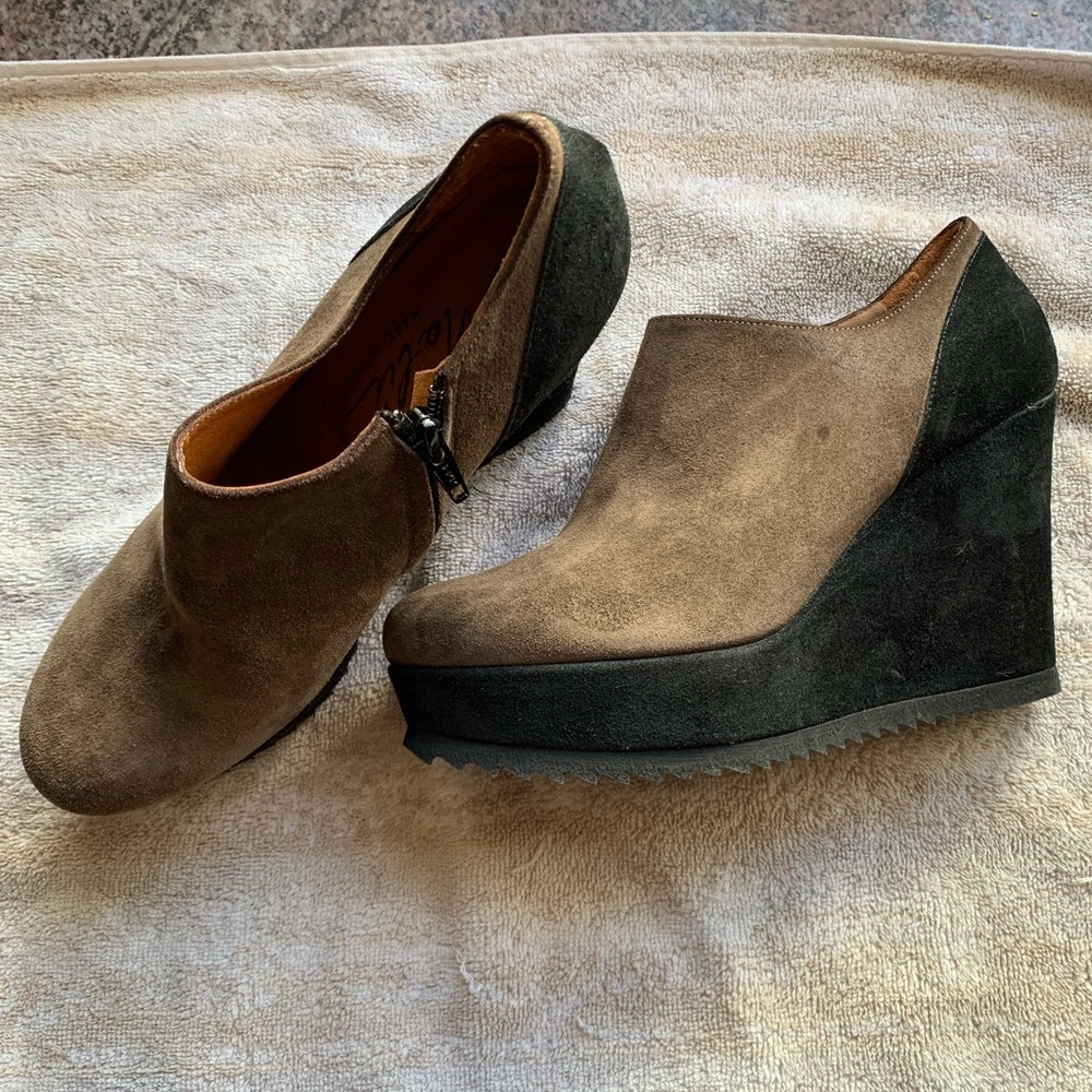 Woman’s made in Italy taupe and black suede ankle boots size 40